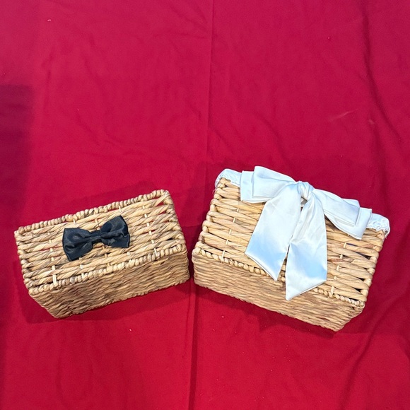 Charming Wicker Baskets with Bows - Black and White for Wedding events - Picture 1 of 3